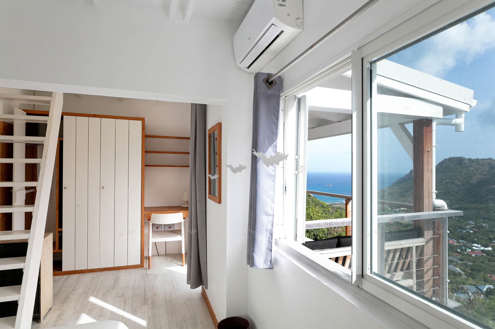 Cozy Little Room With Desk and St Barth's Sea View